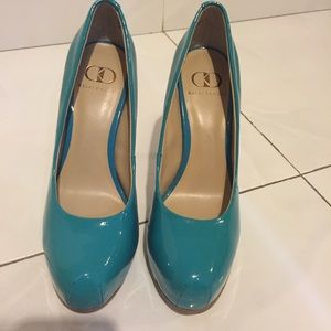 Kelsi Dagger, turquoise pumps