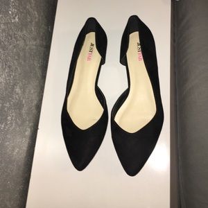 BLACK POINTED FLATS