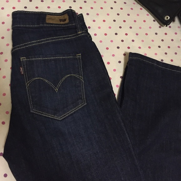 Mid rise, slim fit levi's in size 25