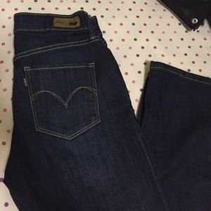 Mid rise, slim fit levi's in size 25