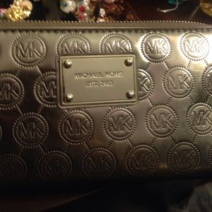 Michael Kors wallet Must go !