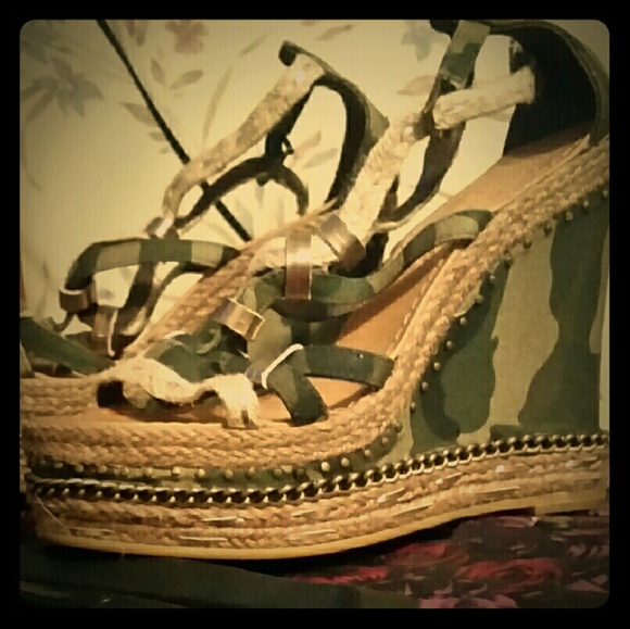 Unique camo wedges