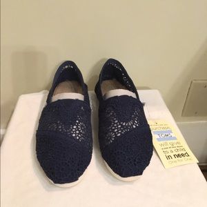 TOMS Crochet Slip-on NWT - navy blue, size 7.5