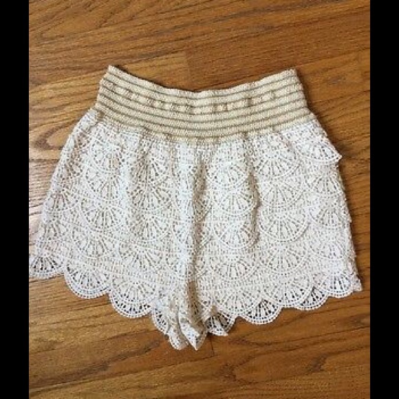Urban Outfitters Pants - ☀️SALE☀️Staring at Stars ivory tan crochet shorts