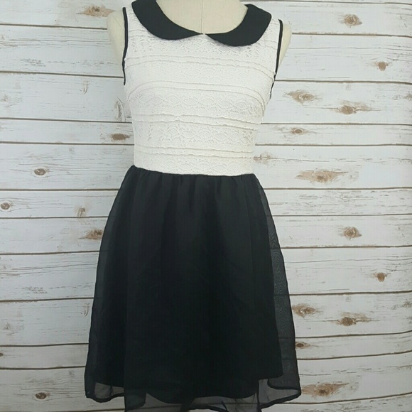 Dresses & Skirts - ☆ Peter pan collared dress.