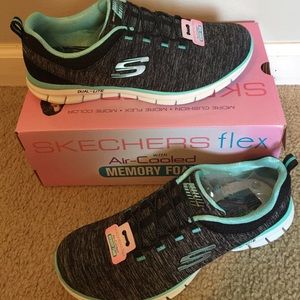 Sketchers Electra slip on shoe w/ memory foam!!