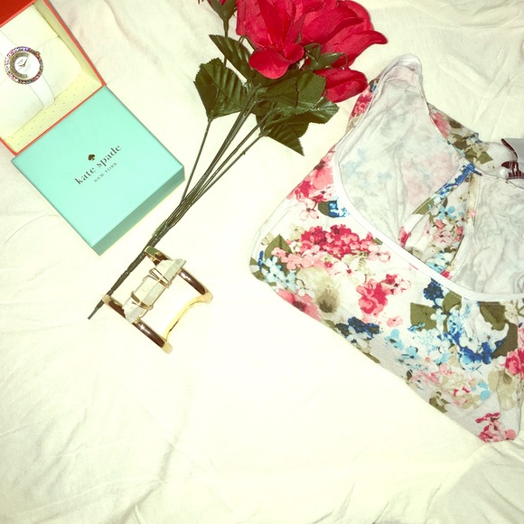 🆕Arrival 5⃣0⃣% off Floral fitted top with keyhole