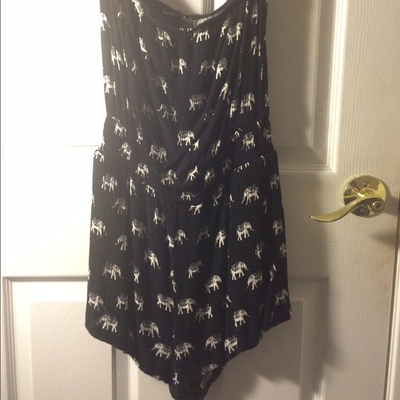 ❤️❤️❤️Strapless black romper with white elephants