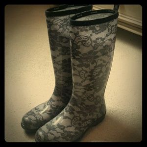 Black lace patterned rain boots