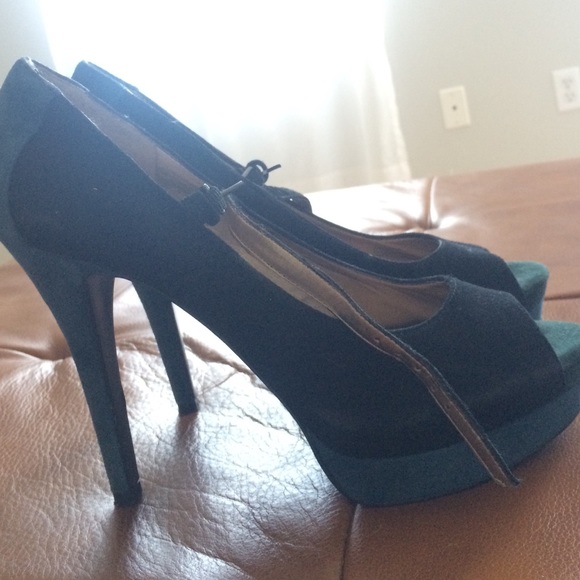 2 toned suede BCBG heels - Picture 2 of 4