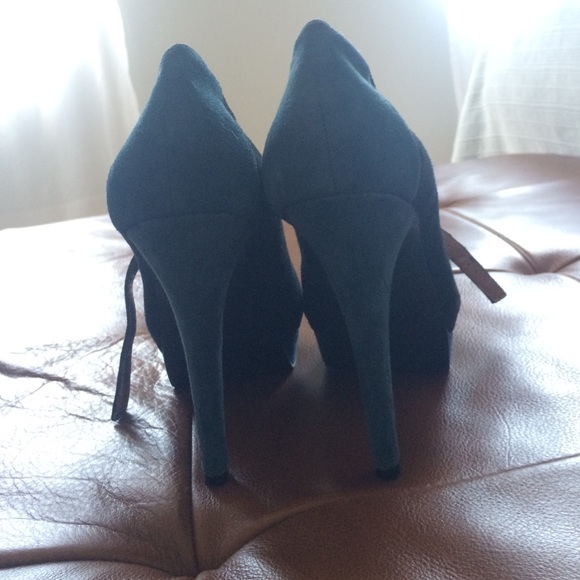 2 toned suede BCBG heels - Picture 3 of 4