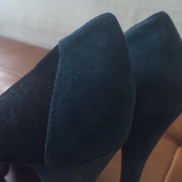 2 toned suede BCBG heels - Picture 4 of 4
