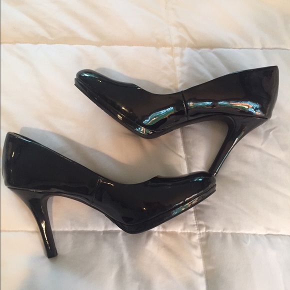 Black patent high heels size 7