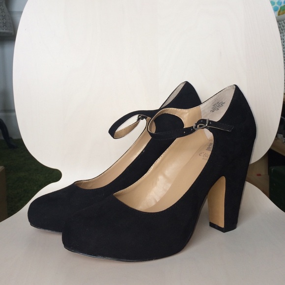 Vintage style black faux suede pumps