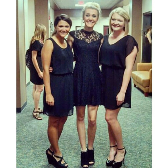 Short black dress in the middle