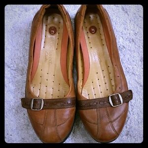 Clark's Unstructured Brown Leather Flats Size 8M