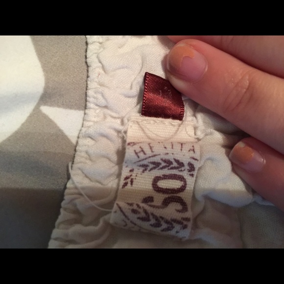 Size large white shorts - Picture 2 of 3