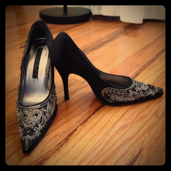 Gorgeous navy jeweled pumps