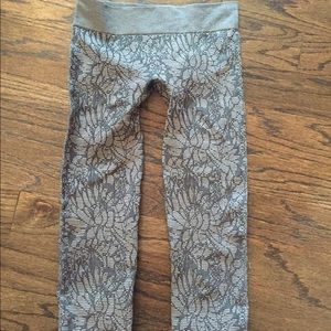 Fabletics Capri leggings in grey floral, size XS