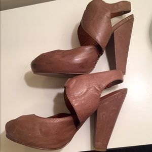 Latitude Girl tan leather peep toe chunky heels 37