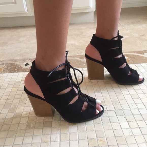 •LAST PAIR• Black lace up chunk heel - Picture 3 of 3