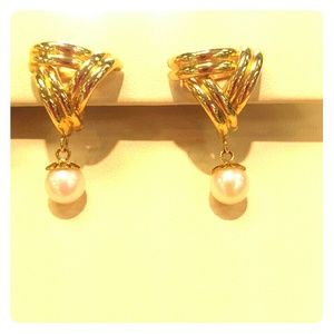 Dangle pearl earrings