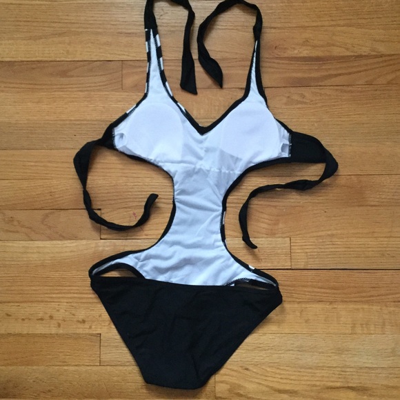 Black & White Chevron Monokini Swimsuit - Picture 3 of 4