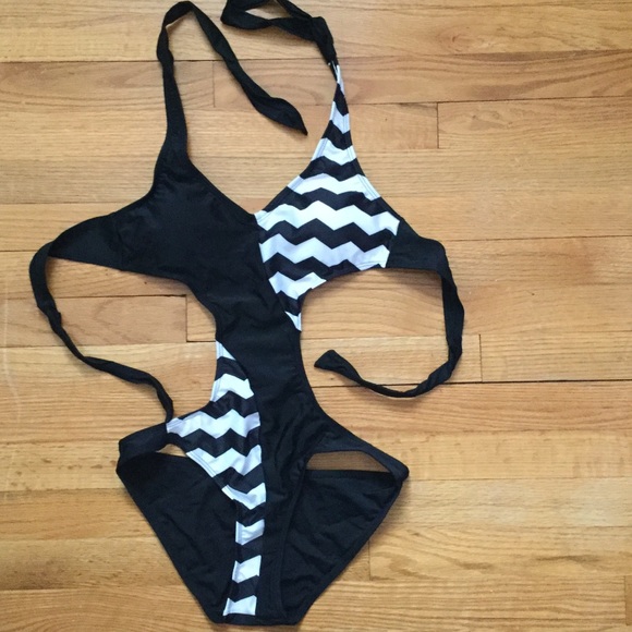 Black & White Chevron Monokini Swimsuit - Picture 4 of 4