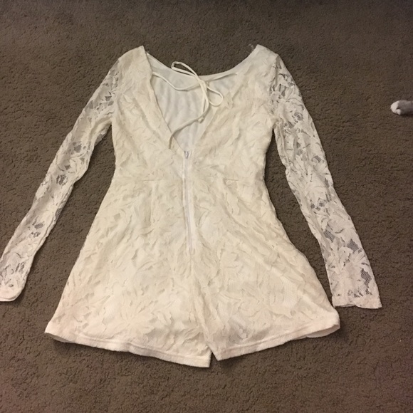 Cream lace romper - Picture 2 of 3