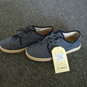 Nwt toms sneakers.