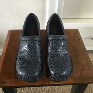 Beautiful Blue scroll BOC shoes