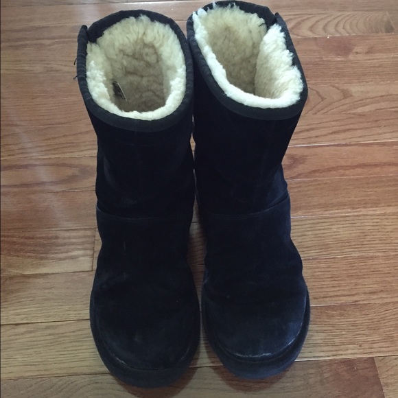 Black zipper uggs size 9. Good condition.