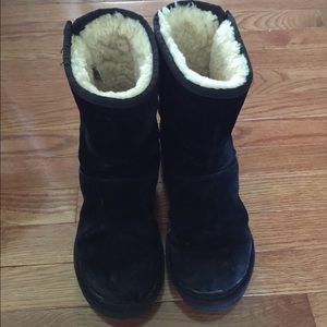 Black zipper uggs size 9. Good condition.