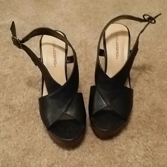 Black wedges