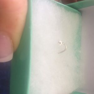 Nose screw 18k white gold w diamond 1.5 mm