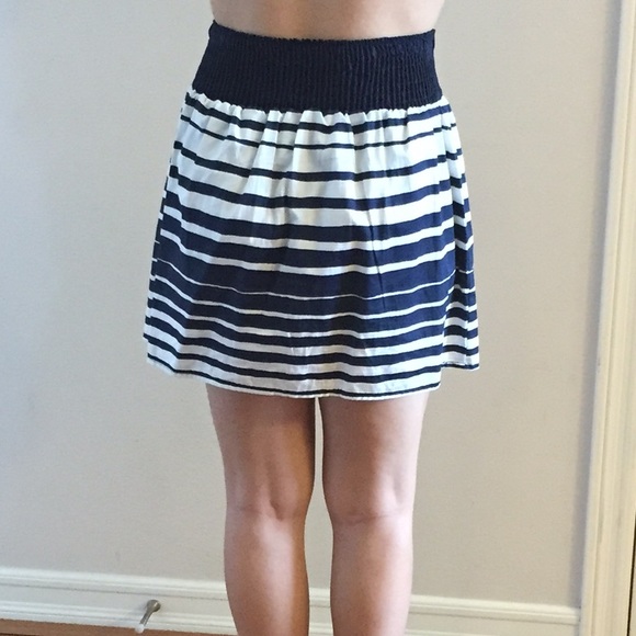 NWOT White with blue stripes printed skirt 🎀 - Picture 2 of 3