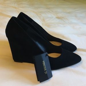 Black wedges