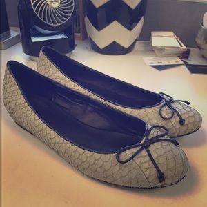 Pour La Victorie Hessa Gray Flats w Bow Size 9.5