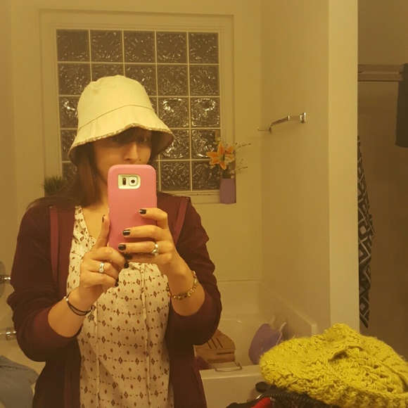 Beige hat - Picture 1 of 1