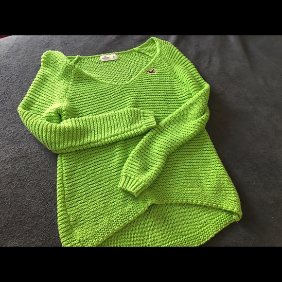 Green knit sweater 🍀