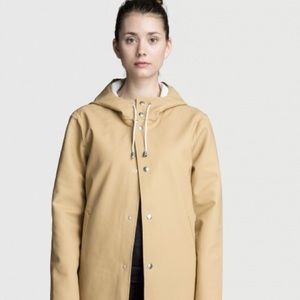 Stutterheim Raincoat: XS Stockholm Sand