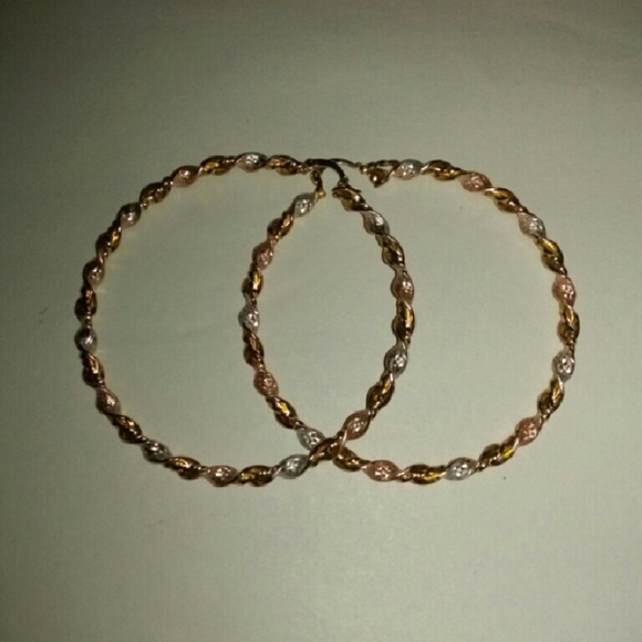 🚫SOLD🚫 Gold filled twist hoop earings