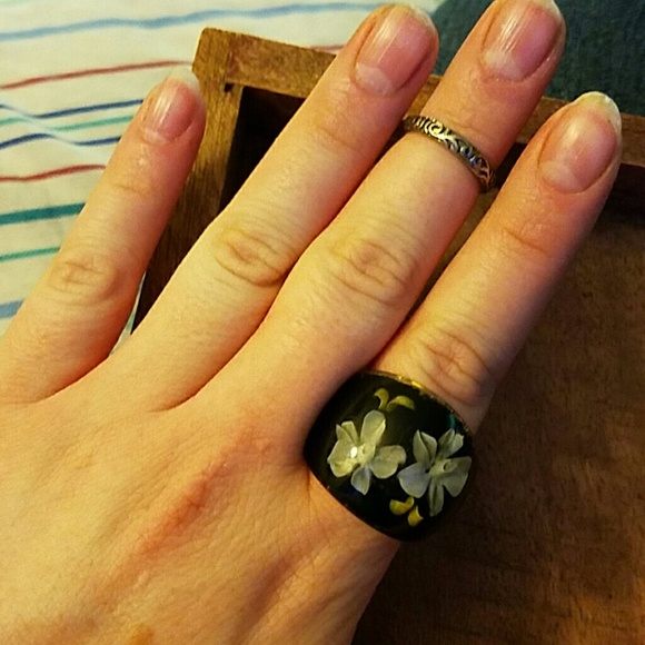 Black ring - Picture 2 of 2