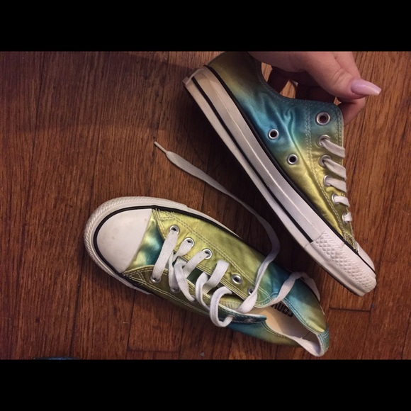 Toms and converse shoes - Picture 4 of 4