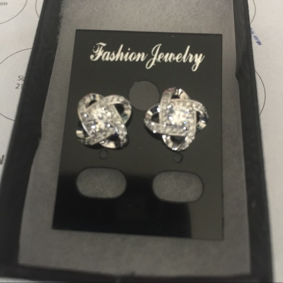 Elegant cubic zirconium earrings