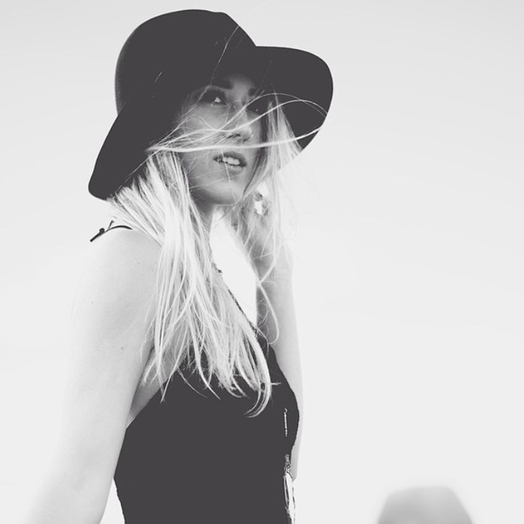 Meet your Posher, Brittany - Picture 4 of 8