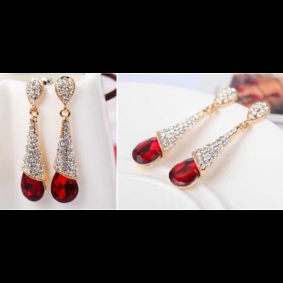 New! Crystal Rhinestone Dangle Earrings. - Picture 2 of 2