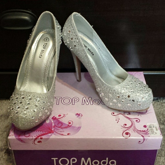 a'gaci Shoes - Silver rhinestone heels NIB