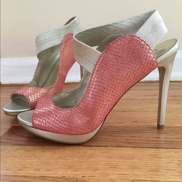 Carlos Santana pink and gold detailed heels