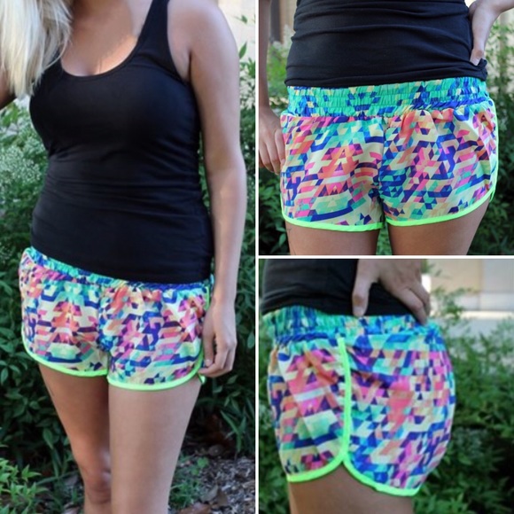 👟🎉 NWT-Super cute track / running shorts - sz.L